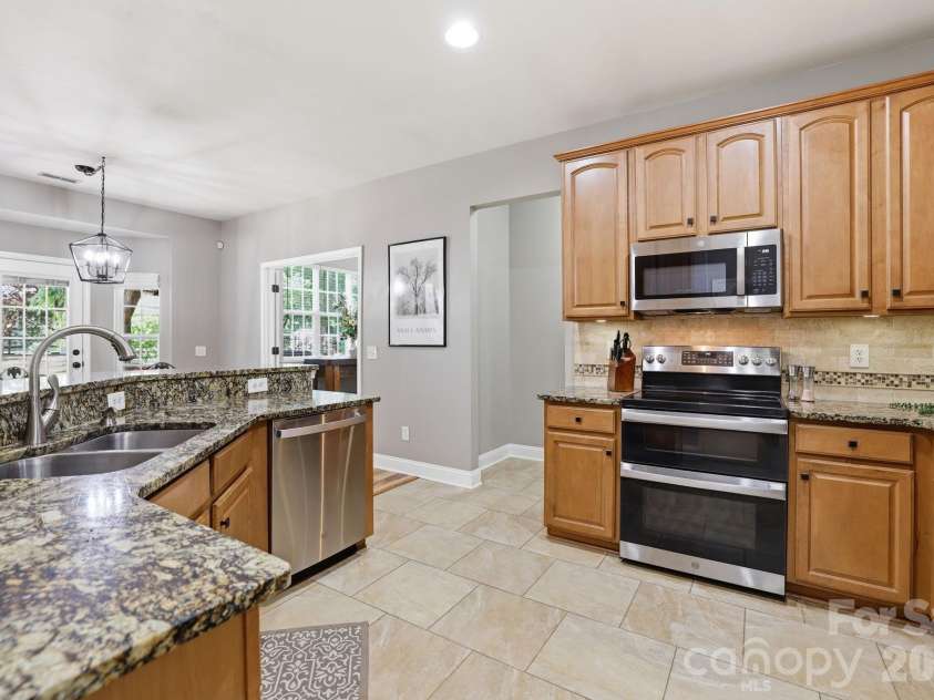9118 Spratt Lane, Waxhaw, NC 28173.  MLS# CAR4382798, YatesRealty ID 27872. Gourmet Kitchen Double Over