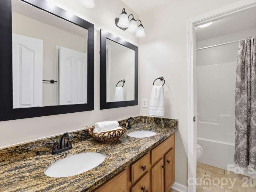 9118 Spratt Lane, Waxhaw, NC 28173.  MLS# CAR4382798, YatesRealty ID 27872. Hall Bath