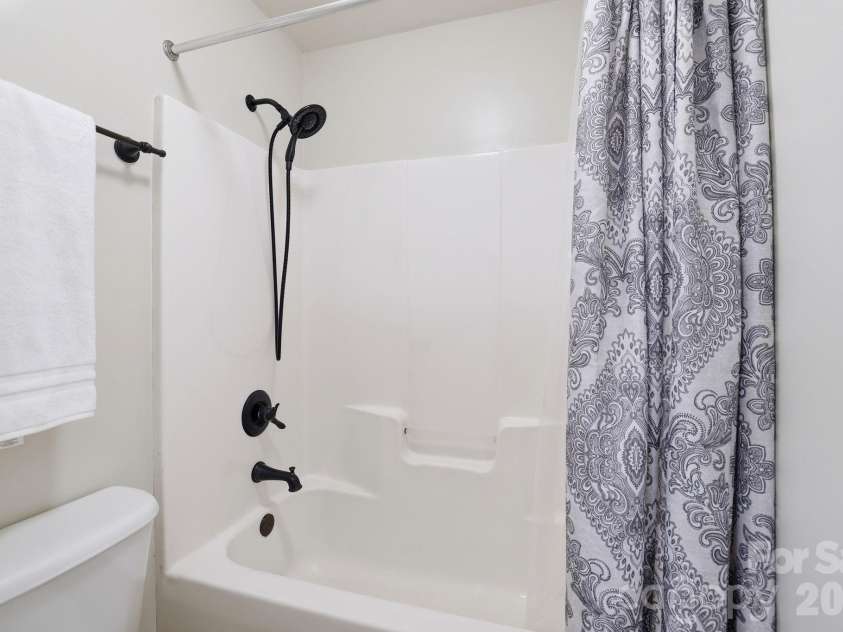 9118 Spratt Lane, Waxhaw, NC 28173.  MLS# CAR4382798, YatesRealty ID 27872. Hall Bath