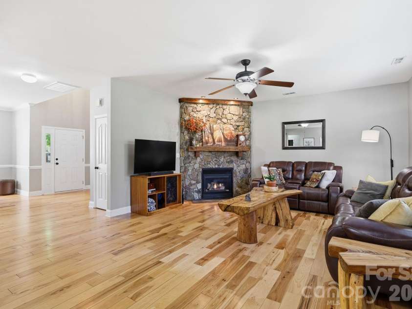 9118 Spratt Lane, Waxhaw, NC 28173.  MLS# CAR4382798, YatesRealty ID 27872. Living Room