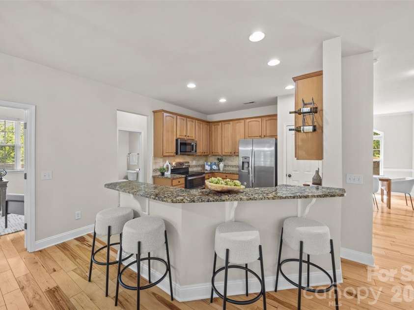 9118 Spratt Lane, Waxhaw, NC 28173.  MLS# CAR4416867, YatesRealty ID 27872. Breakfast Bar