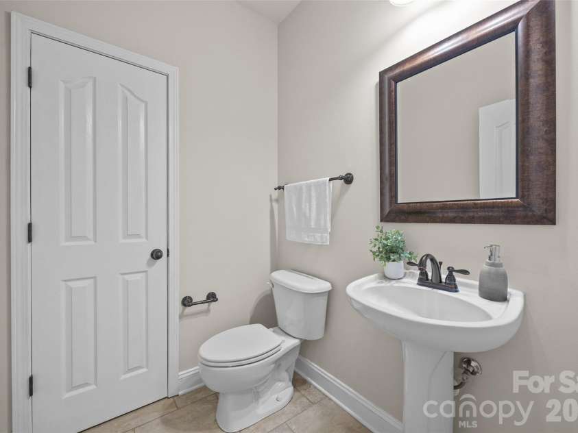 9118 Spratt Lane, Waxhaw, NC 28173.  MLS# CAR4416867, YatesRealty ID 27872. Powder Room