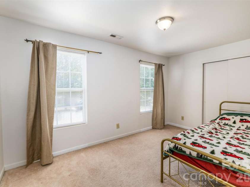 7343 Fox Point Drive, Charlotte, NC 28269.  MLS# CAR4386822, YatesRealty ID 27874. 