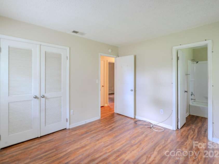 6622 Water Mill Court, Charlotte, NC 28215.  MLS# CAR4283880, YatesRealty ID 27875. 