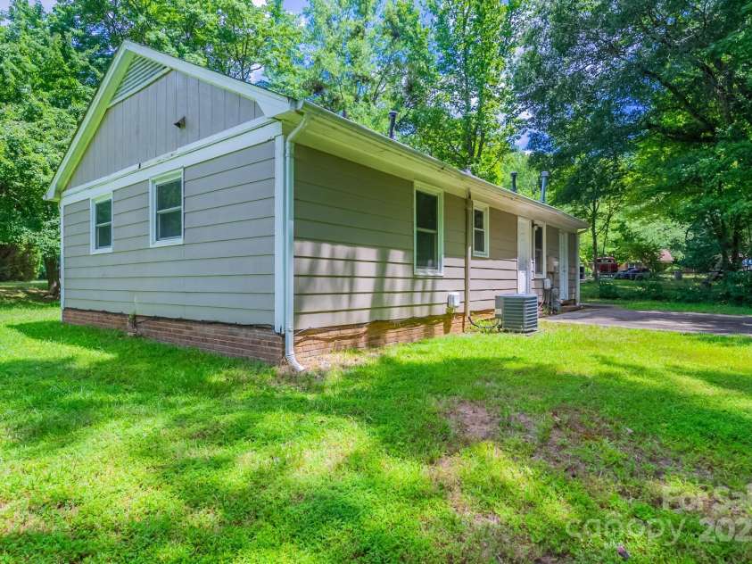 6622 Water Mill Court, Charlotte, NC 28215.  MLS# CAR4283880, YatesRealty ID 27875. 