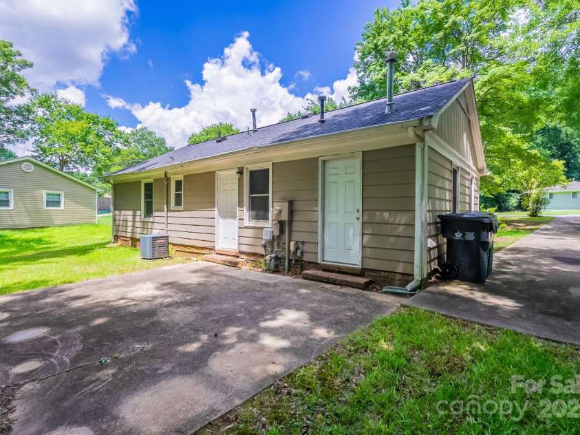 6622 Water Mill Court, Charlotte, NC 28215.  MLS# CAR4283880, YatesRealty ID 27875. 