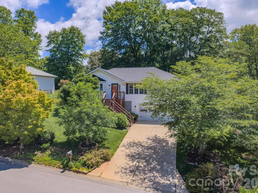 102 Forest Lake Drive, Asheville, NC 28803.  MLS# CAR4387352, YatesRealty ID 27877. 