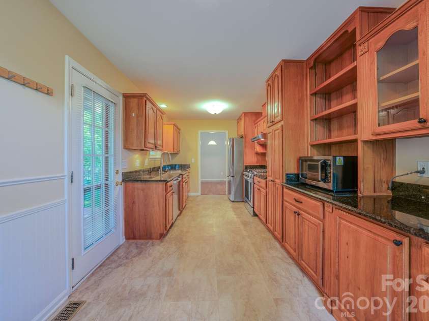 102 Forest Lake Drive, Asheville, NC 28803.  MLS# CAR4387352, YatesRealty ID 27877. 