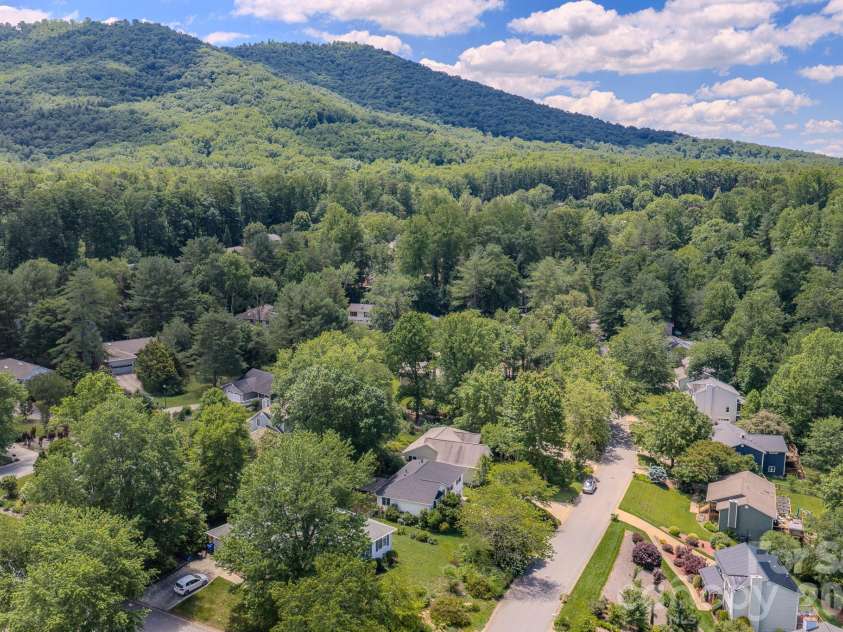 102 Forest Lake Drive, Asheville, NC 28803.  MLS# CAR4387352, YatesRealty ID 27877. 