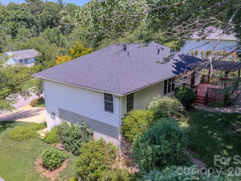 102 Forest Lake Drive, Asheville, NC 28803.  MLS# CAR4387352, YatesRealty ID 27877. 