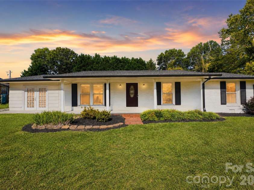 2121 24th Street, Hickory, NC 28601.  MLS# CAR4385228, YatesRealty ID 27879. 