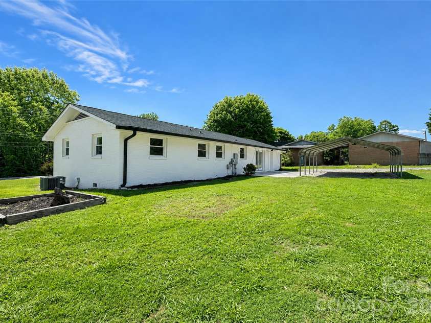 2121 24th Street, Hickory, NC 28601.  MLS# CAR4385228, YatesRealty ID 27879. 