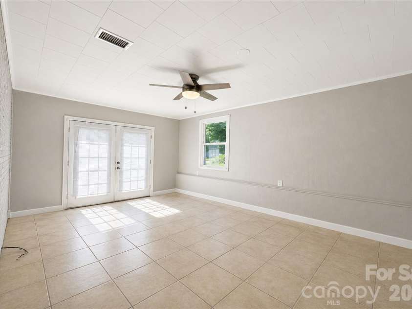 2121 24th Street, Hickory, NC 28601.  MLS# CAR4385228, YatesRealty ID 27879. Bonus Flex Room