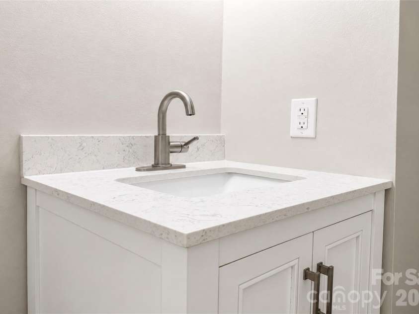 2121 24th Street, Hickory, NC 28601.  MLS# CAR4385228, YatesRealty ID 27879. Updated Guest Bath on Main Level