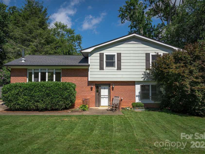 300 Donnybrook Drive, Asheville, NC 28806.  MLS# CAR4277806, YatesRealty ID 27880. 