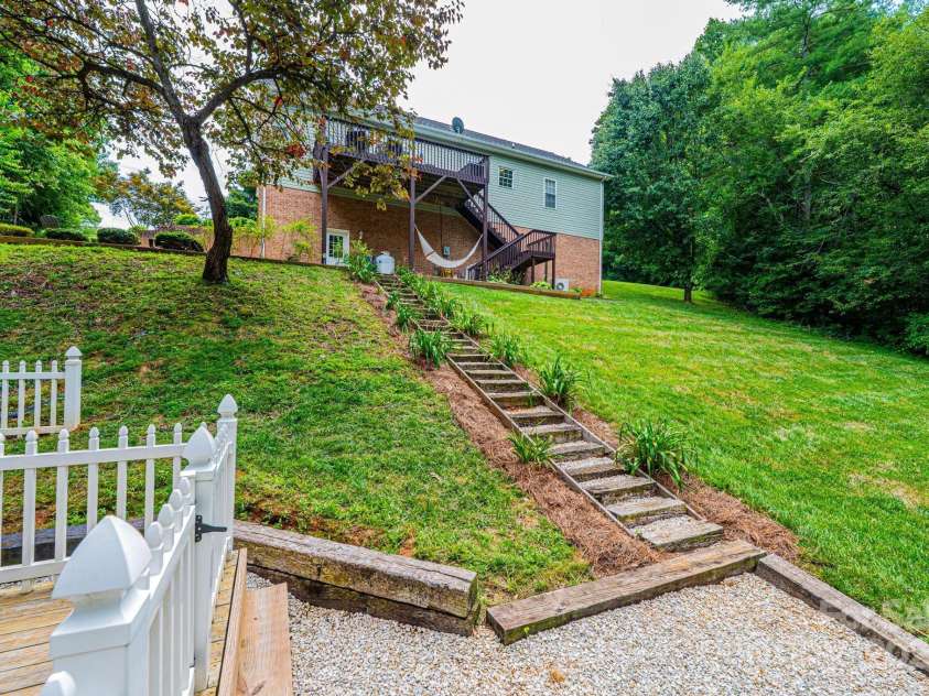 1040 Julius Court, Lenoir, NC 28645.  MLS# CAR4283473, YatesRealty ID 27887. 