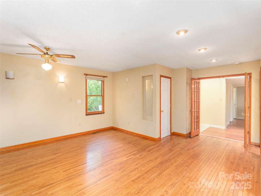 20 Spring Drive, Asheville, NC 28806.  MLS# CAR4276422, YatesRealty ID 27888. 