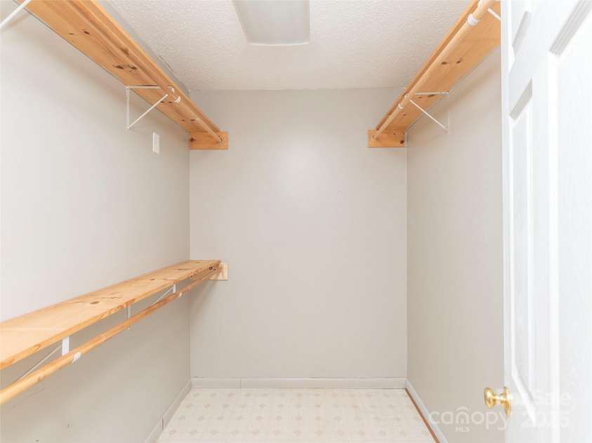 20 Spring Drive, Asheville, NC 28806.  MLS# CAR4276422, YatesRealty ID 27888. 