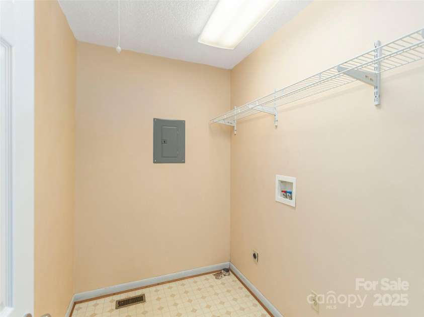 20 Spring Drive, Asheville, NC 28806.  MLS# CAR4276422, YatesRealty ID 27888. 