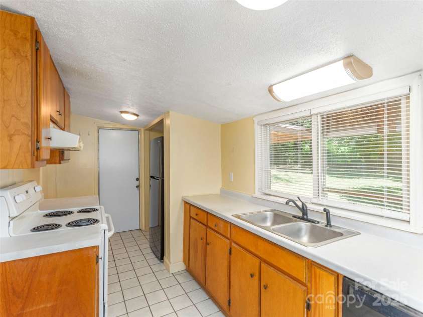 20 Spring Drive, Asheville, NC 28806.  MLS# CAR4276422, YatesRealty ID 27888. 