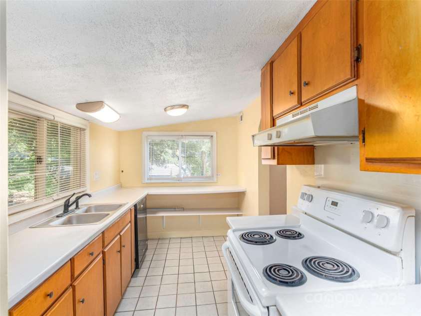 20 Spring Drive, Asheville, NC 28806.  MLS# CAR4276422, YatesRealty ID 27888. 