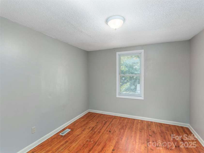 20 Spring Drive, Asheville, NC 28806.  MLS# CAR4276422, YatesRealty ID 27888. 