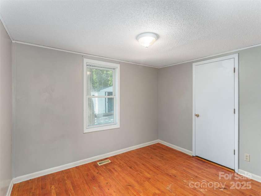 20 Spring Drive, Asheville, NC 28806.  MLS# CAR4276422, YatesRealty ID 27888. 