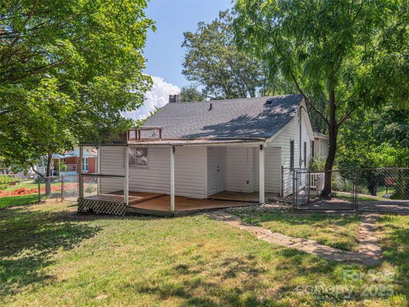 20 Spring Drive, Asheville, NC 28806.  MLS# CAR4276422, YatesRealty ID 27888. 