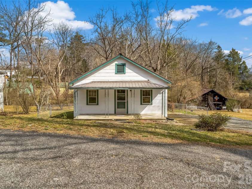 102 Rhododendron Drive, Brevard, NC 28712.  MLS# CAR4349274, YatesRealty ID 2789. 