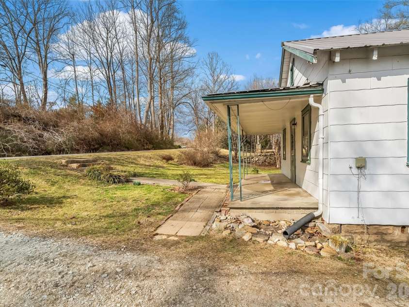 102 Rhododendron Drive, Brevard, NC 28712.  MLS# CAR4349274, YatesRealty ID 2789. 