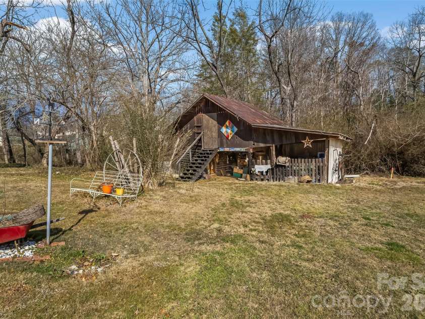 102 Rhododendron Drive, Brevard, NC 28712.  MLS# CAR4349274, YatesRealty ID 2789. 
