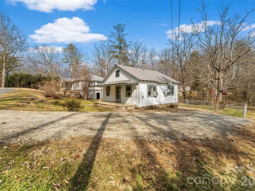 102 Rhododendron Drive, Brevard, NC 28712.  MLS# CAR4349274, YatesRealty ID 2789. 