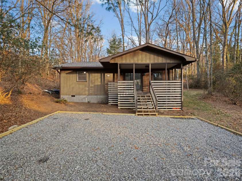81 Fairview Heights, Waynesville, NC 28786.  MLS# CAR4334020, YatesRealty ID 2789. 