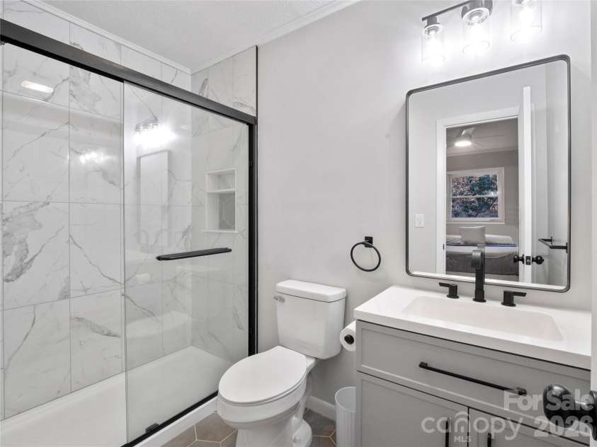 81 Fairview Heights, Waynesville, NC 28786.  MLS# CAR4334020, YatesRealty ID 2789. Full Guest Bathroom