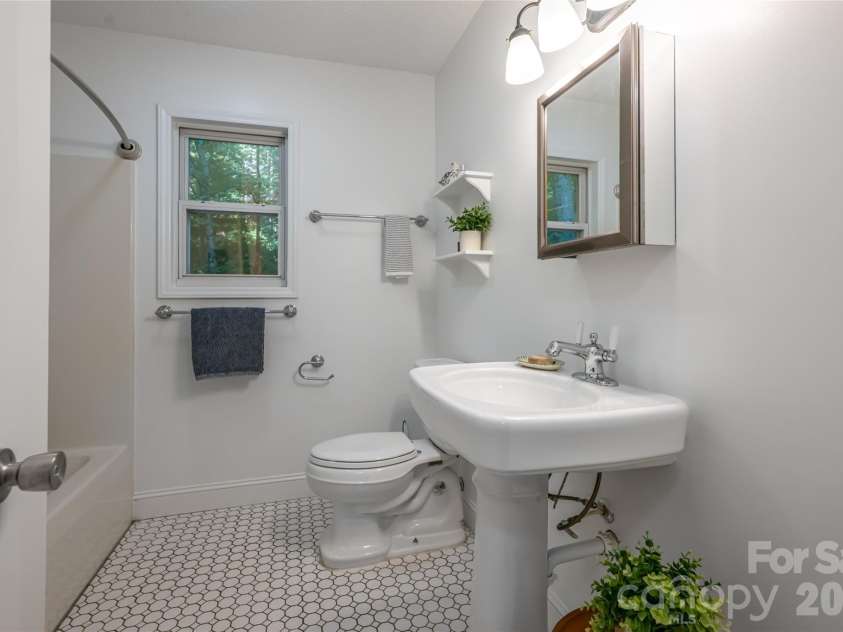 7 Timber Park Drive, Black Mountain, NC 28711.  MLS# CAR4381343, YatesRealty ID 27893. 