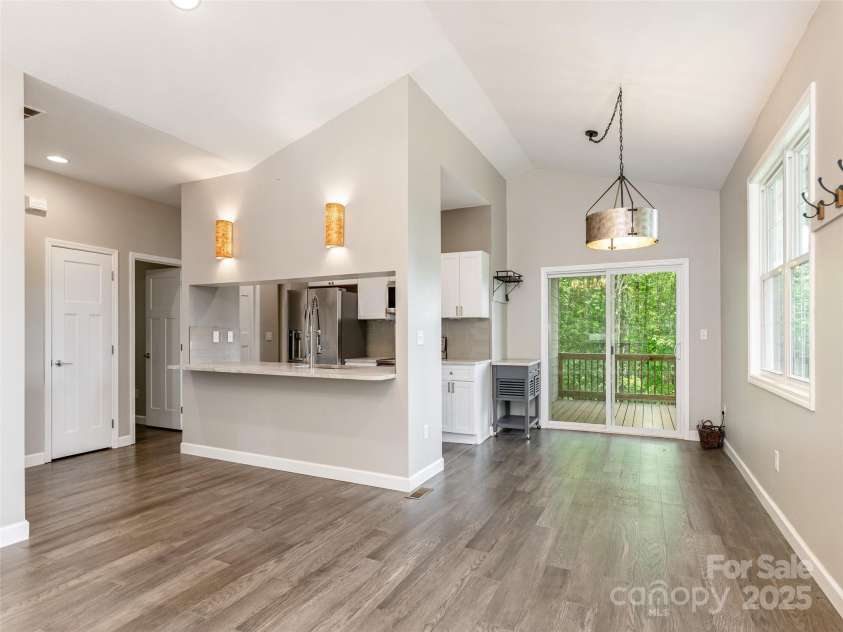 264 Splitrail Drive, Hendersonville, NC 28792.  MLS# CAR4260165, YatesRealty ID 27894. Enjoy casual dining or entertaining at the spacious kitchen bar.