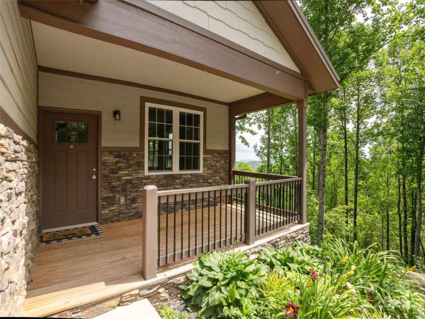 264 Splitrail Drive, Hendersonville, NC 28792.  MLS# CAR4260165, YatesRealty ID 27894. Escape to your dream mountain retreat in beautiful Hendersonville!
