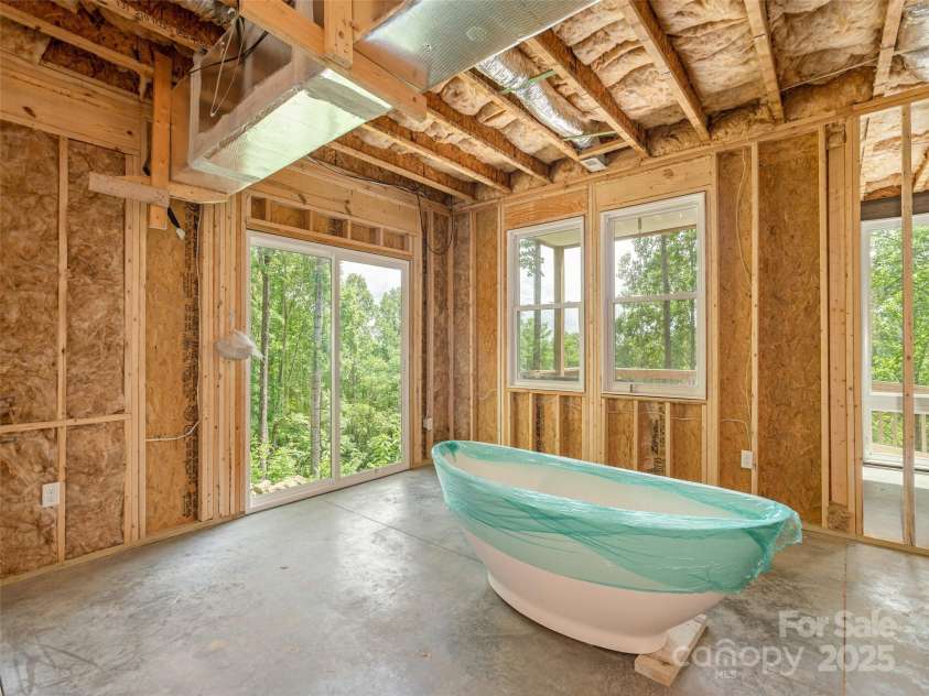 264 Splitrail Drive, Hendersonville, NC 28792.  MLS# CAR4260165, YatesRealty ID 27894. Gorgeous tub for downstairs master bath included.