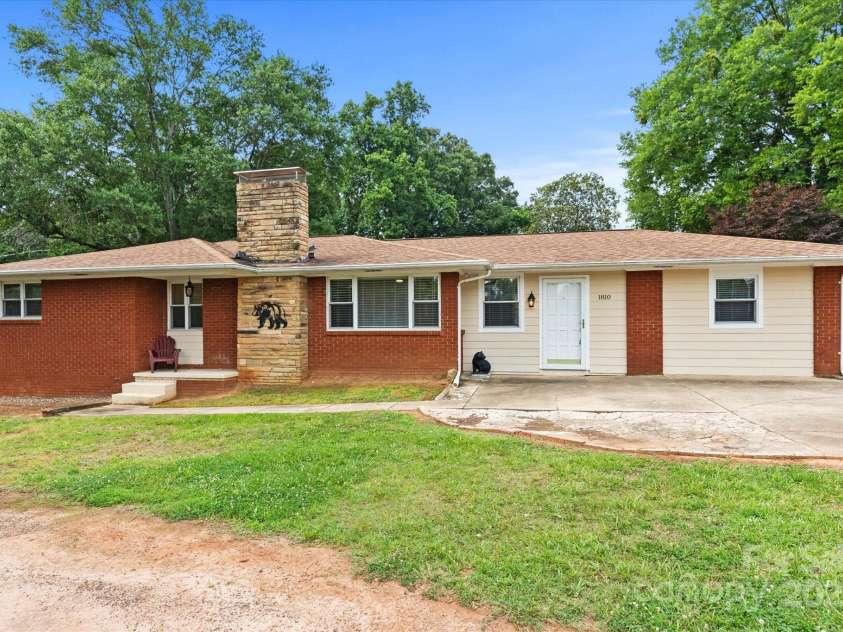 1810 13th Avenue, Hickory, NC 28601.  MLS# CAR4264694, YatesRealty ID 27895. 