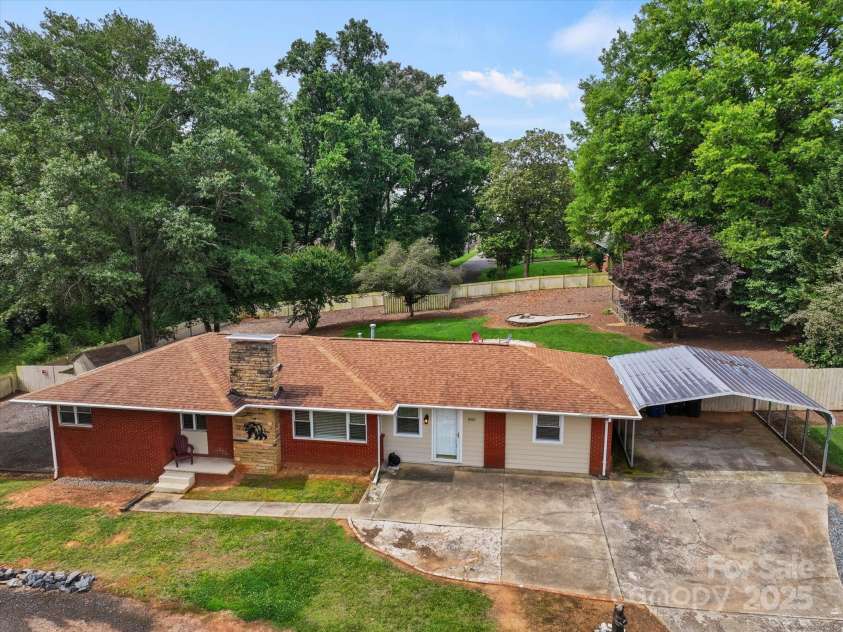 1810 13th Avenue, Hickory, NC 28601.  MLS# CAR4264694, YatesRealty ID 27895. 