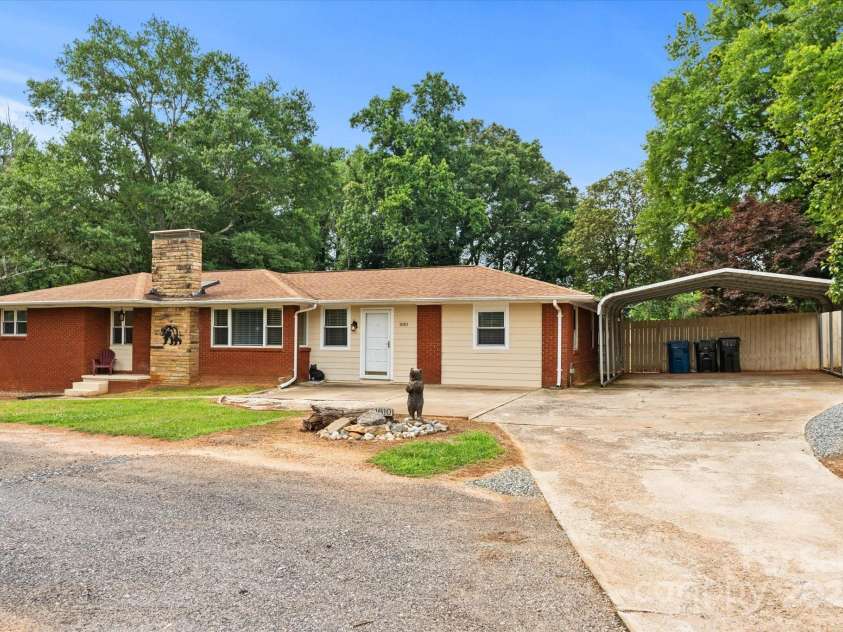 1810 13th Avenue, Hickory, NC 28601.  MLS# CAR4264694, YatesRealty ID 27895. 