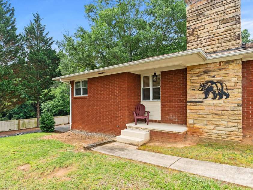 1810 13th Avenue, Hickory, NC 28601.  MLS# CAR4264694, YatesRealty ID 27895. 