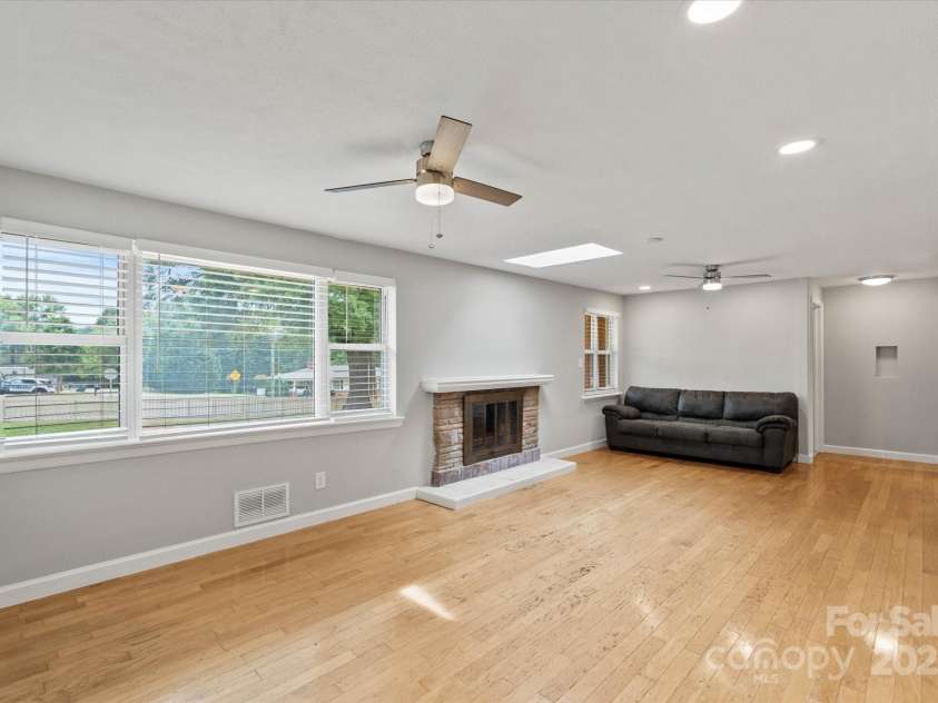 1810 13th Avenue, Hickory, NC 28601.  MLS# CAR4264694, YatesRealty ID 27895. 