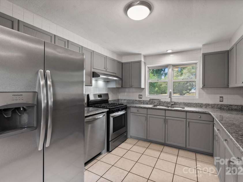 1810 13th Avenue, Hickory, NC 28601.  MLS# CAR4264694, YatesRealty ID 27895. 