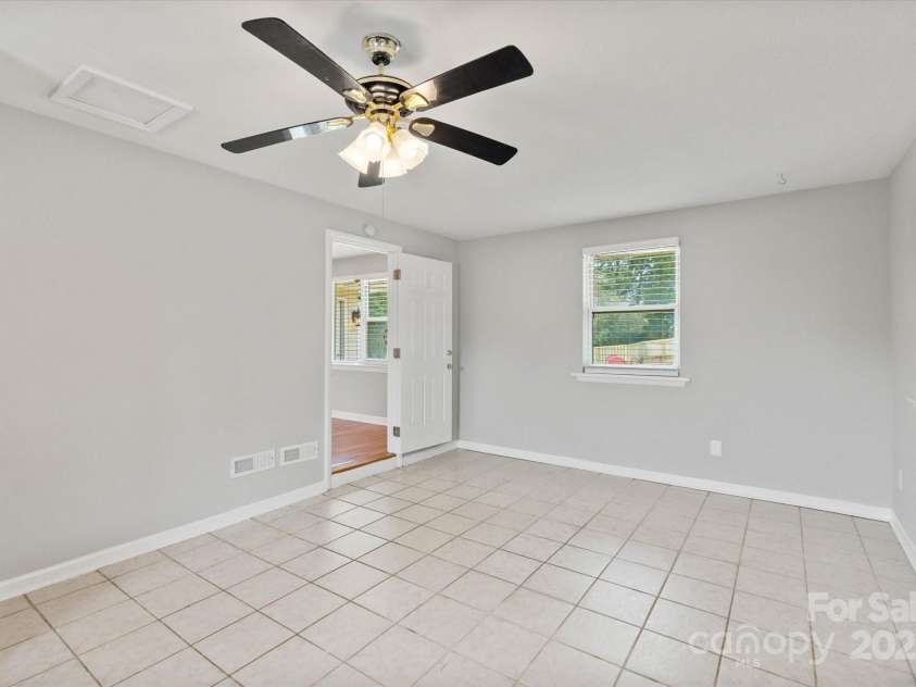 1810 13th Avenue, Hickory, NC 28601.  MLS# CAR4264694, YatesRealty ID 27895. 