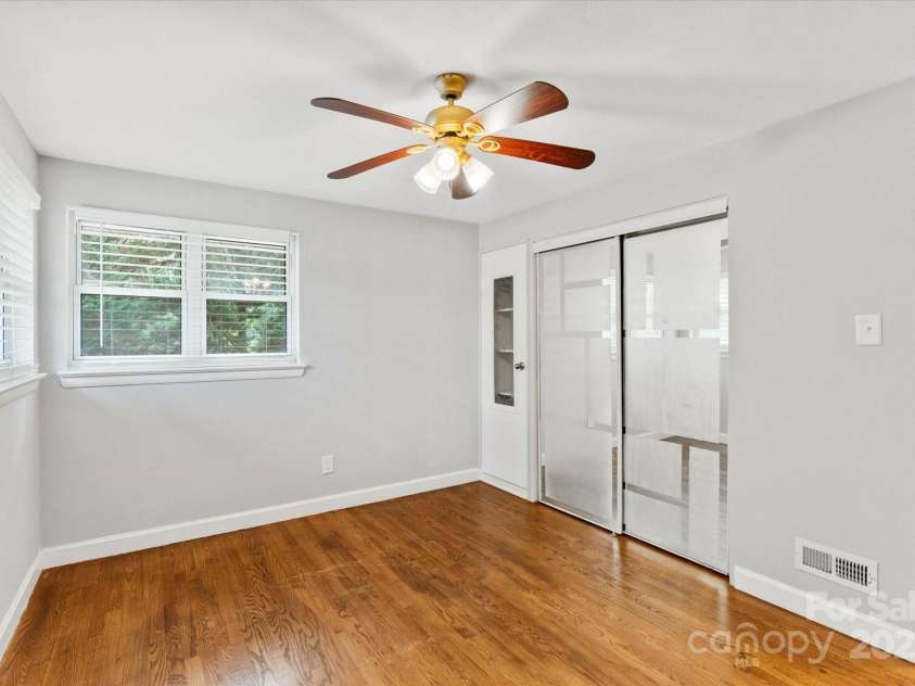 1810 13th Avenue, Hickory, NC 28601.  MLS# CAR4264694, YatesRealty ID 27895. 