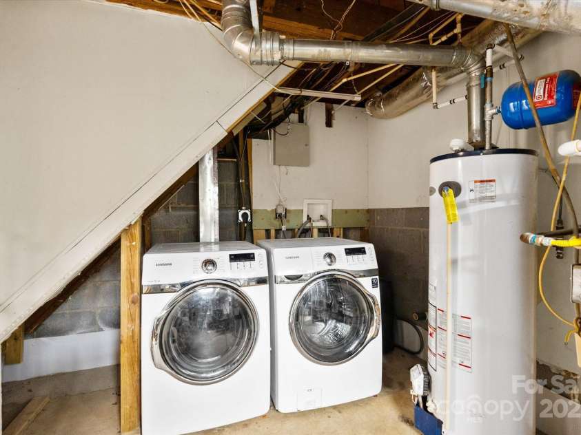 1810 13th Avenue, Hickory, NC 28601.  MLS# CAR4264694, YatesRealty ID 27895. 