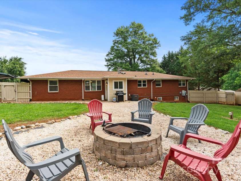 1810 13th Avenue, Hickory, NC 28601.  MLS# CAR4264694, YatesRealty ID 27895. 