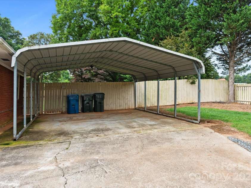 1810 13th Avenue, Hickory, NC 28601.  MLS# CAR4264694, YatesRealty ID 27895. 