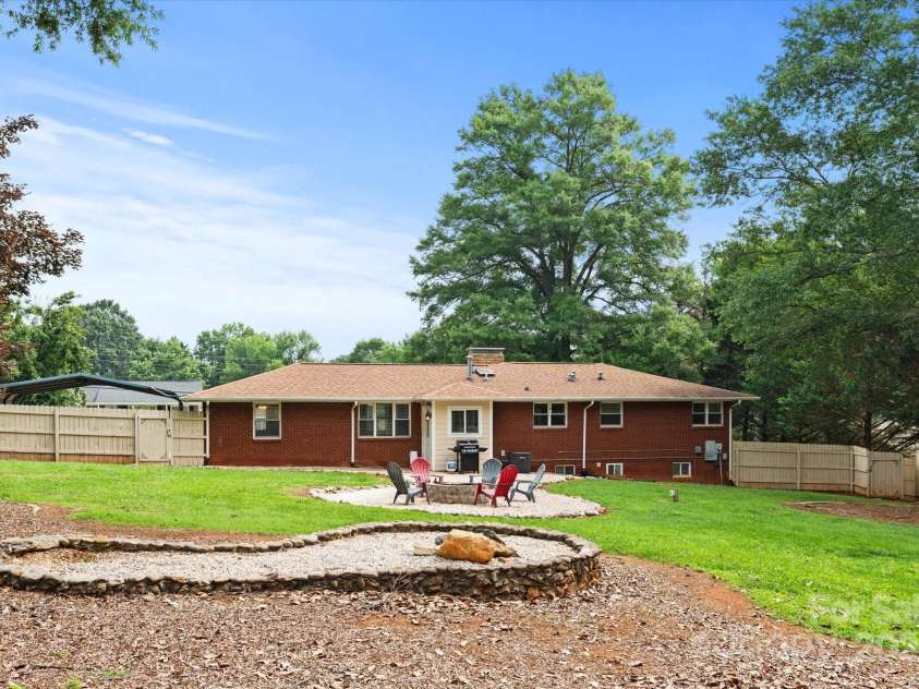 1810 13th Avenue, Hickory, NC 28601.  MLS# CAR4264694, YatesRealty ID 27895. 